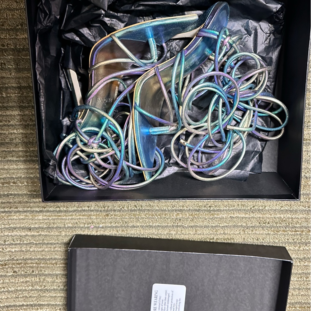 Comes with Original Box Iggy Heel in Multi
DUNDAS x REVOLVE, 7.5 - Picture 13 of 14